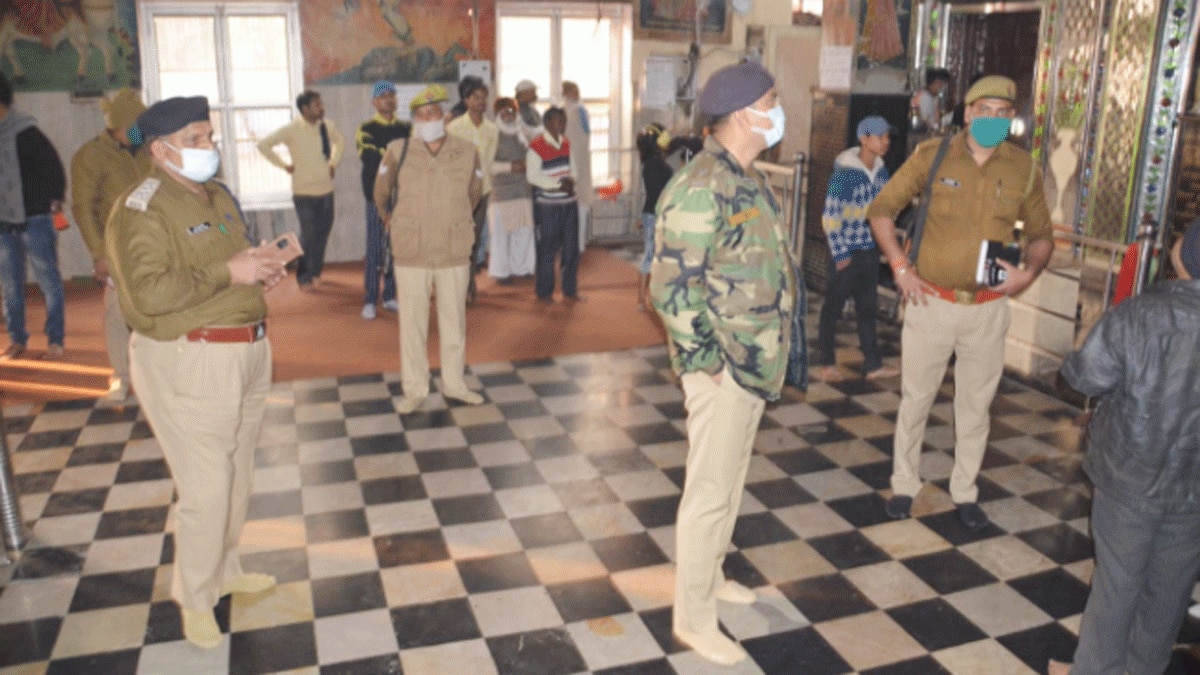 चोरों ने मंदिर की तिजोरी को तोड़कर निकाला धन (फोटो आजतक)