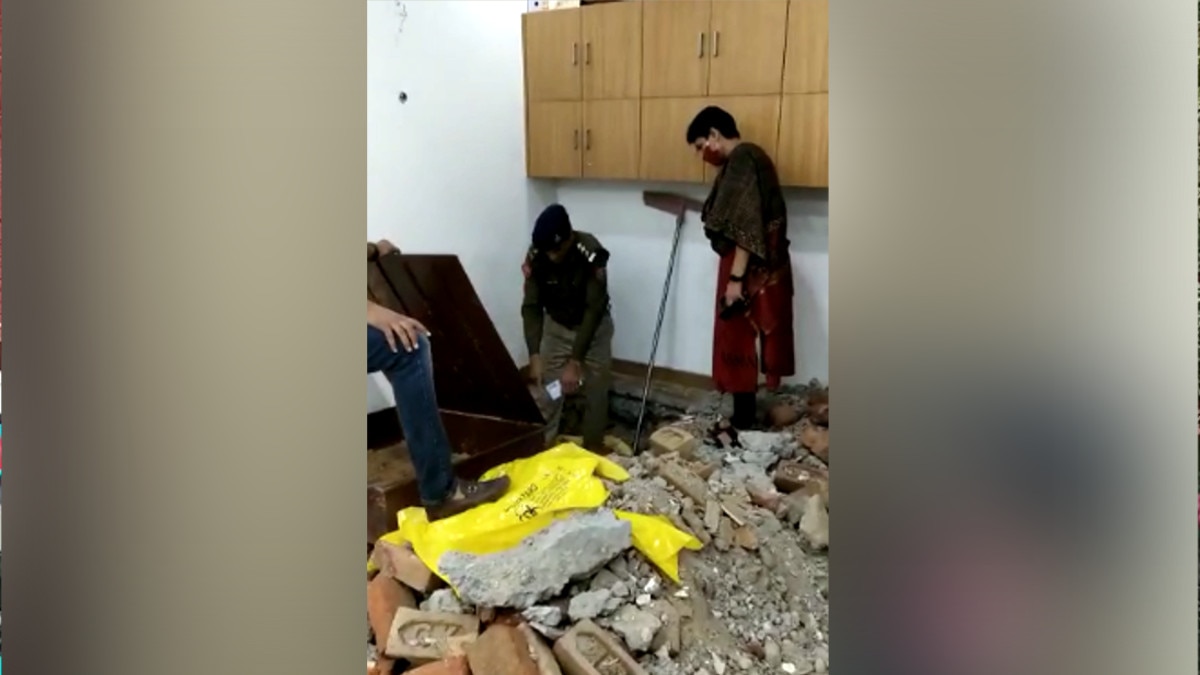 90 लाख का प्लॉट खरीदकर बनाई सुरंग