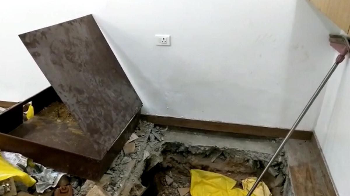 सुरंग खोदकर चुरा ली चांदी.