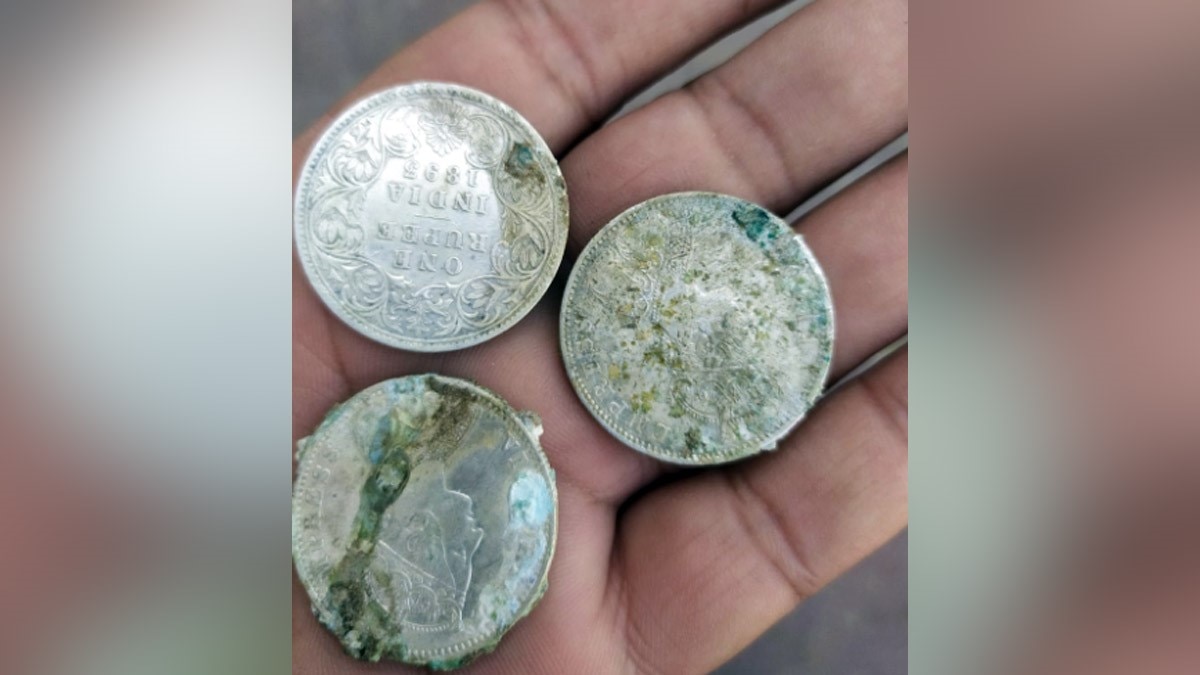 खुदाई के दौरान पीतल के कलश में मिले चांदी के सिक्के (फोटो उमेश मिश्रा)