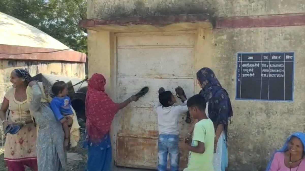 पानी की समस्या को लेकर महिलाओं ने टंकी पर चढ़कर किया प्रदर्शन (फोटो- संतोष शर्मा)