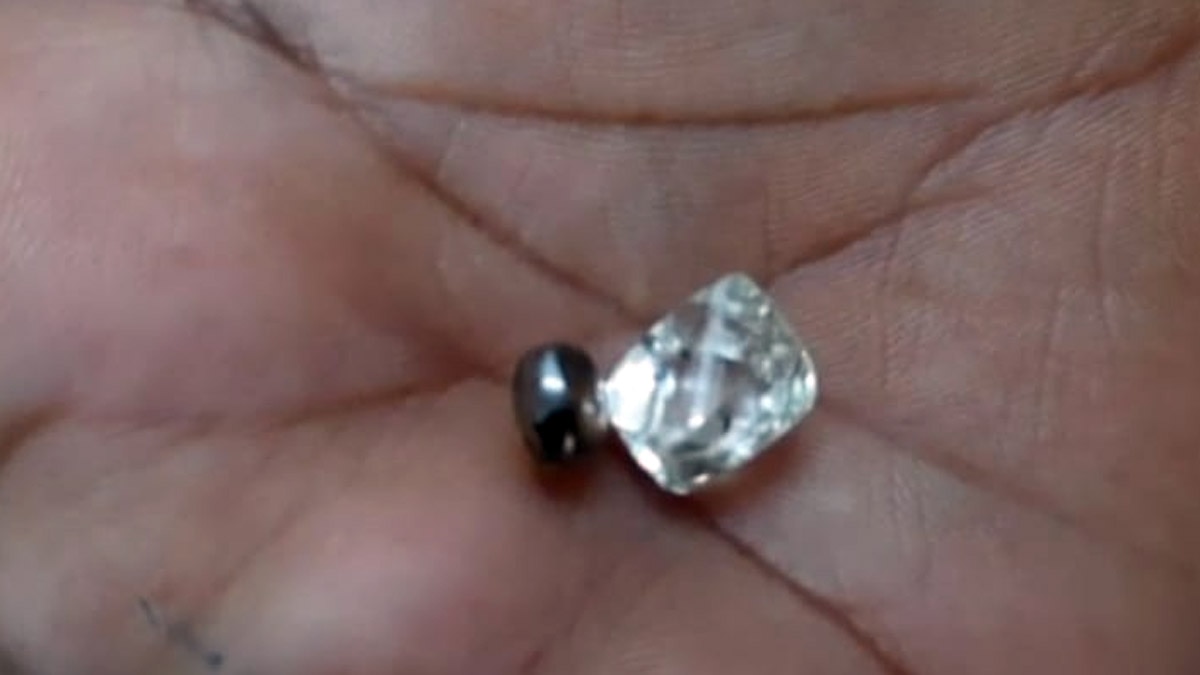 खुदाई के दौरान मजदूरों को मिले दो हीरे (फोटो- दीपक शर्मा)