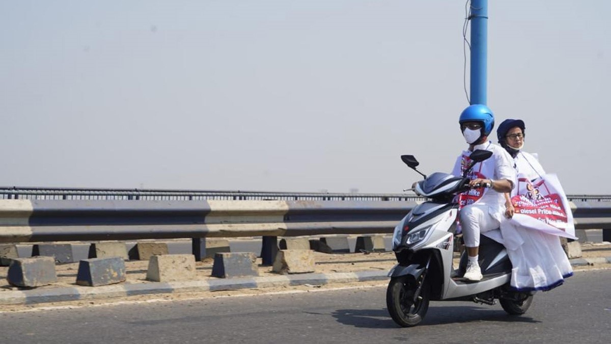 इलेक्ट्रिक स्कूटी से सचिवालय पहुंची ममता बनर्जी (फोटो- अनुपम मिश्रा)