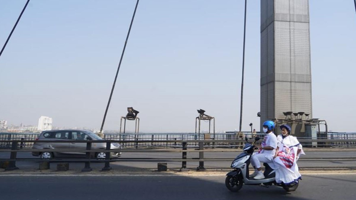 इलेक्ट्रिक स्कूटी से सचिवालय पहुंची ममता बनर्जी (फोटो- अनुपम मिश्रा)