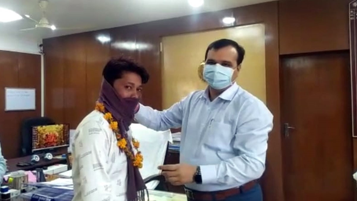 खुदाई के दौरान मजदूरों को मिले दो हीरे (फोटो- दीपक शर्मा)