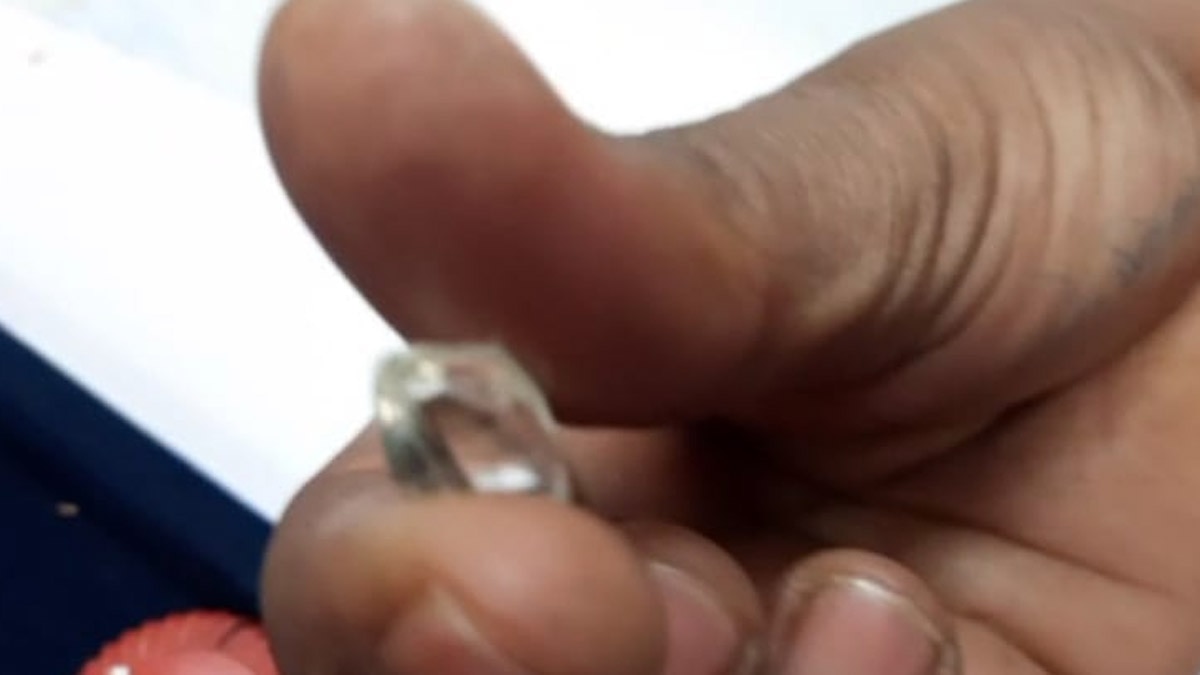 खुदाई के दौरान मजदूरों को मिले दो हीरे (फोटो- दीपक शर्मा)