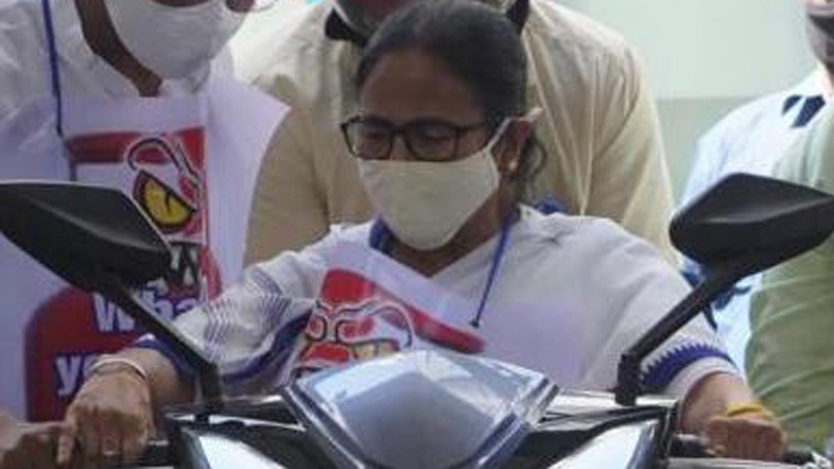 इलेक्ट्रिक स्कूटी से सचिवालय पहुंची ममता बनर्जी (फोटो- अनुपम मिश्रा)