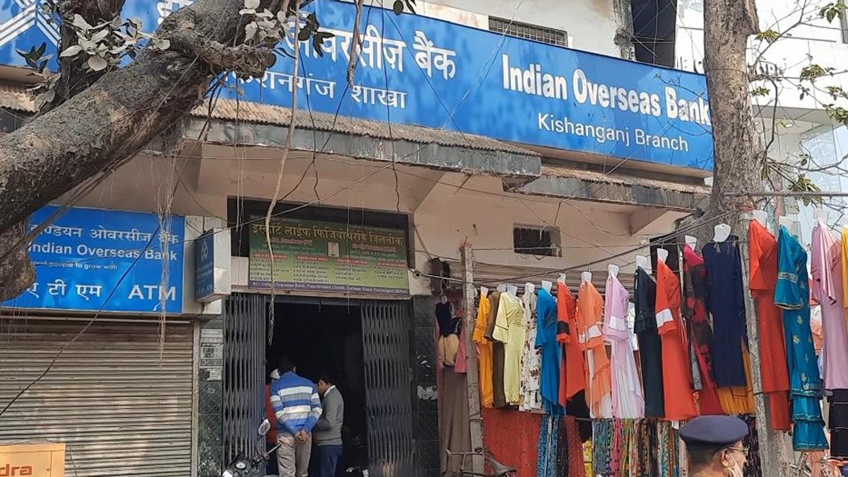 एटीएम से चोरी का अनोखा मामला नकदी छोड़कर चोर बैटरी ले उड़े (फोटो आजतक)