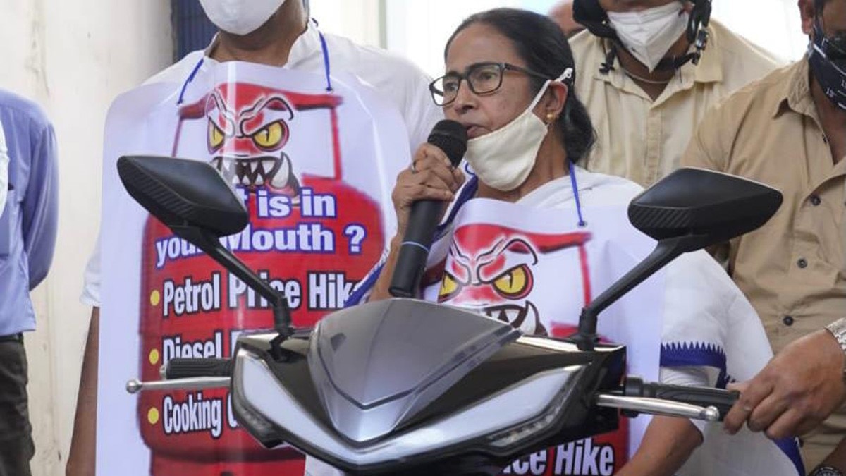 इलेक्ट्रिक स्कूटी से सचिवालय पहुंची ममता बनर्जी (फोटो- अनुपम मिश्रा)
