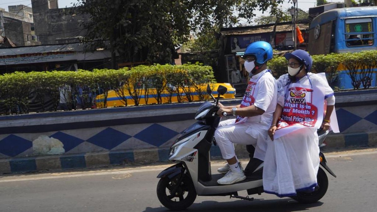 इलेक्ट्रिक स्कूटी से सचिवालय पहुंची ममता बनर्जी (फोटो- अनुपम मिश्रा)