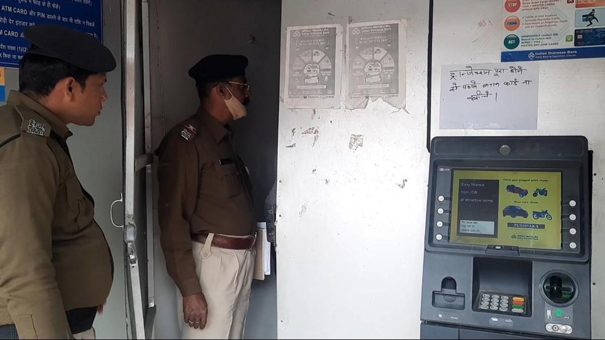 एटीएम से चोरी का अनोखा मामला नकदी छोड़कर चोर बैटरी ले उड़े (फोटो आजतक)