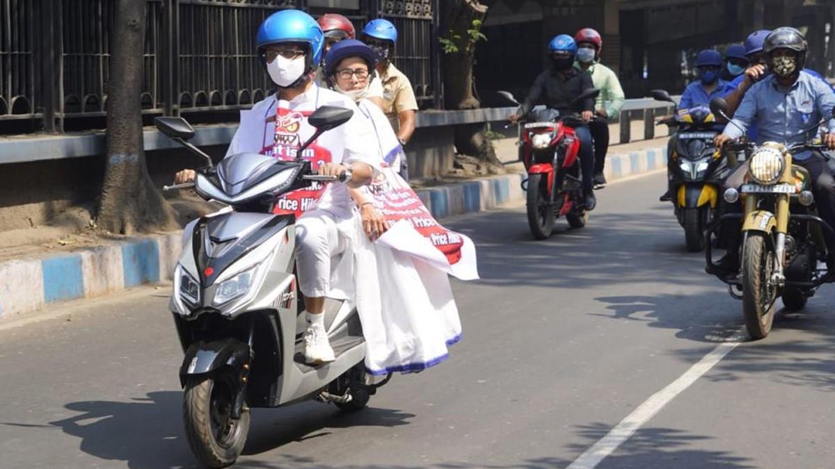 इलेक्ट्रिक स्कूटी से सचिवालय पहुंची ममता बनर्जी (फोटो- अनुपम मिश्रा)