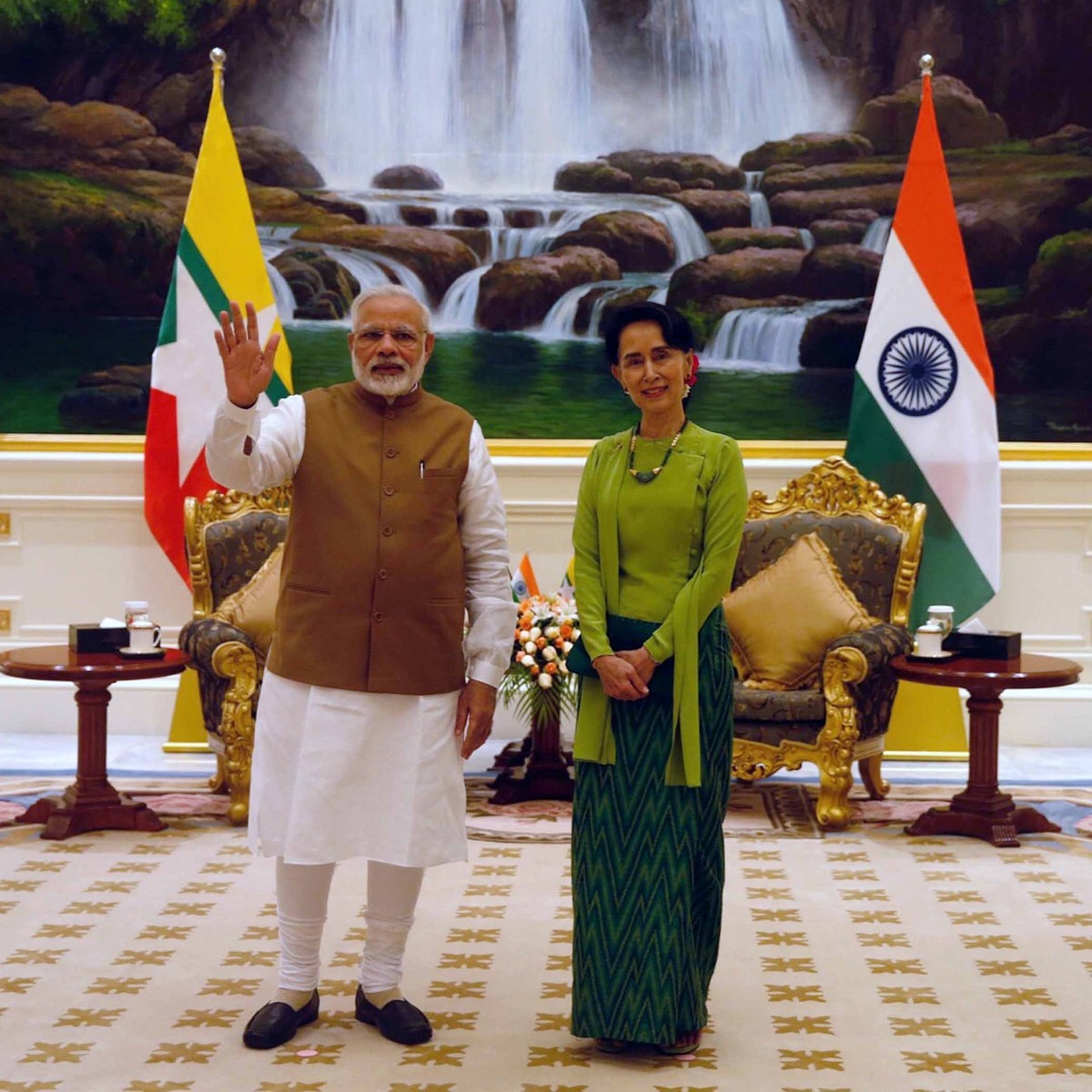 पीएम मोदी के साथ म्‍यामार की नेशनल लीग फॉर डेमोक्रेसी की अध्यक्ष आंग सान सू की