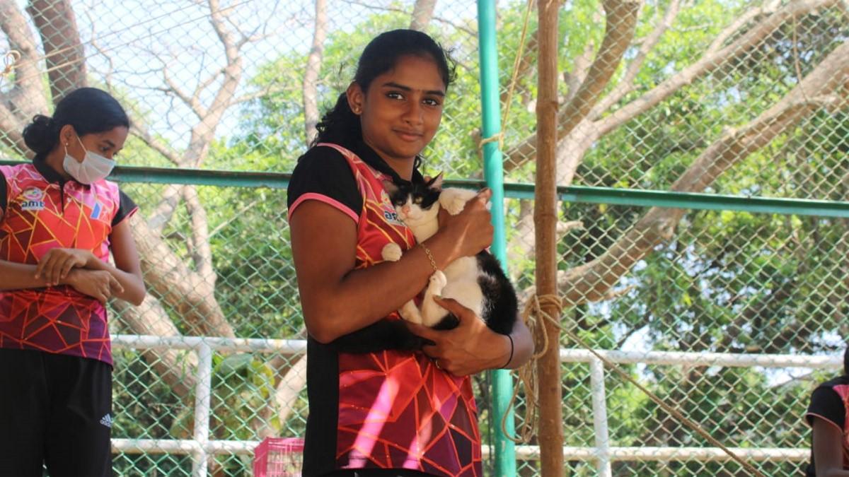 बिल्ली ‘टिंकू’ को अपना गुडलक मानती हैं युवा एथलीट अल्बा मनोज (फोटो- गोपी उन्नीथन)