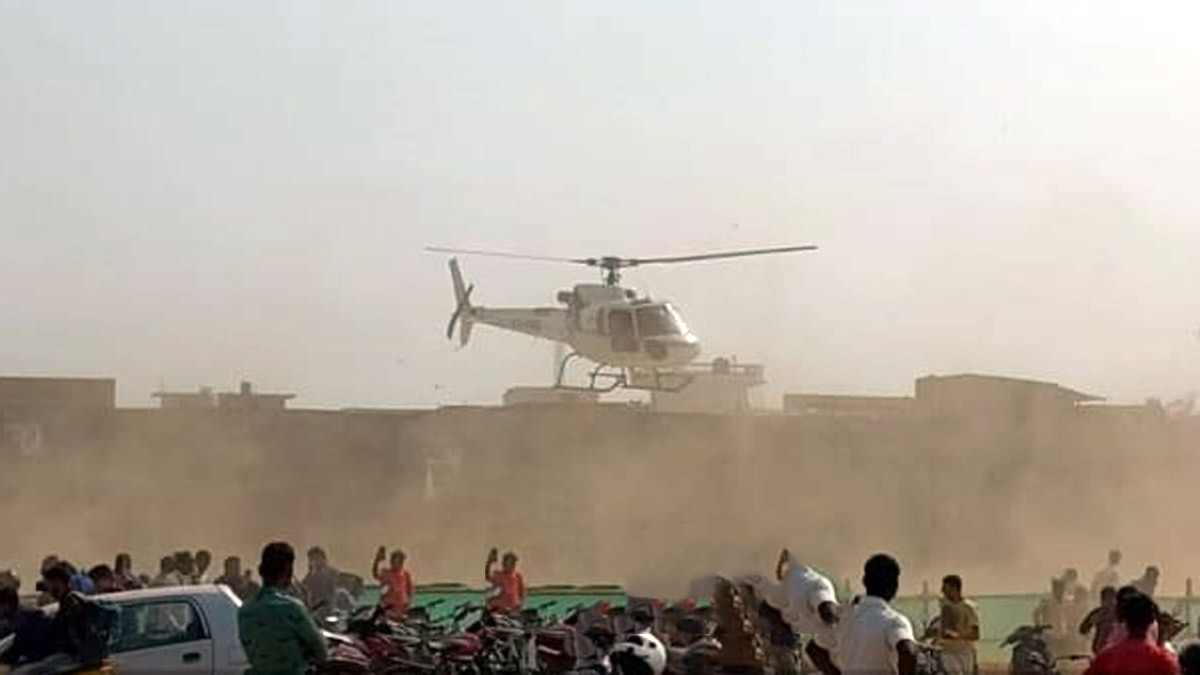 हेलीकॉप्टर से हुई दुल्हन की विदाई (फोटो- पुष्पेंद्र सिंह)