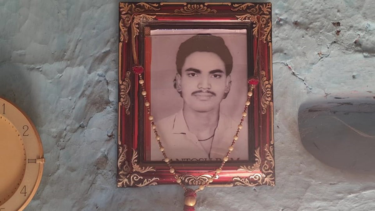 मृतक के नाम पर लिया जा रहा है मुफ्त का राशन (फोटो चंदन कश्यप)