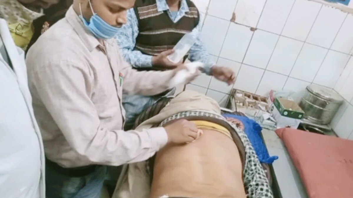 शख्स को पुलिस ने दी थर्ड डिग्री (फोटो- प्रशांत पाठक)