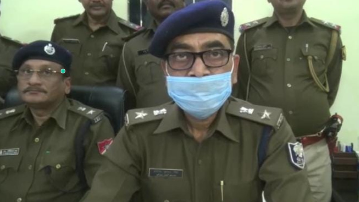 लूटेरों ने लूट के एक मोबाइल को इस्तेमाल कर लिया.