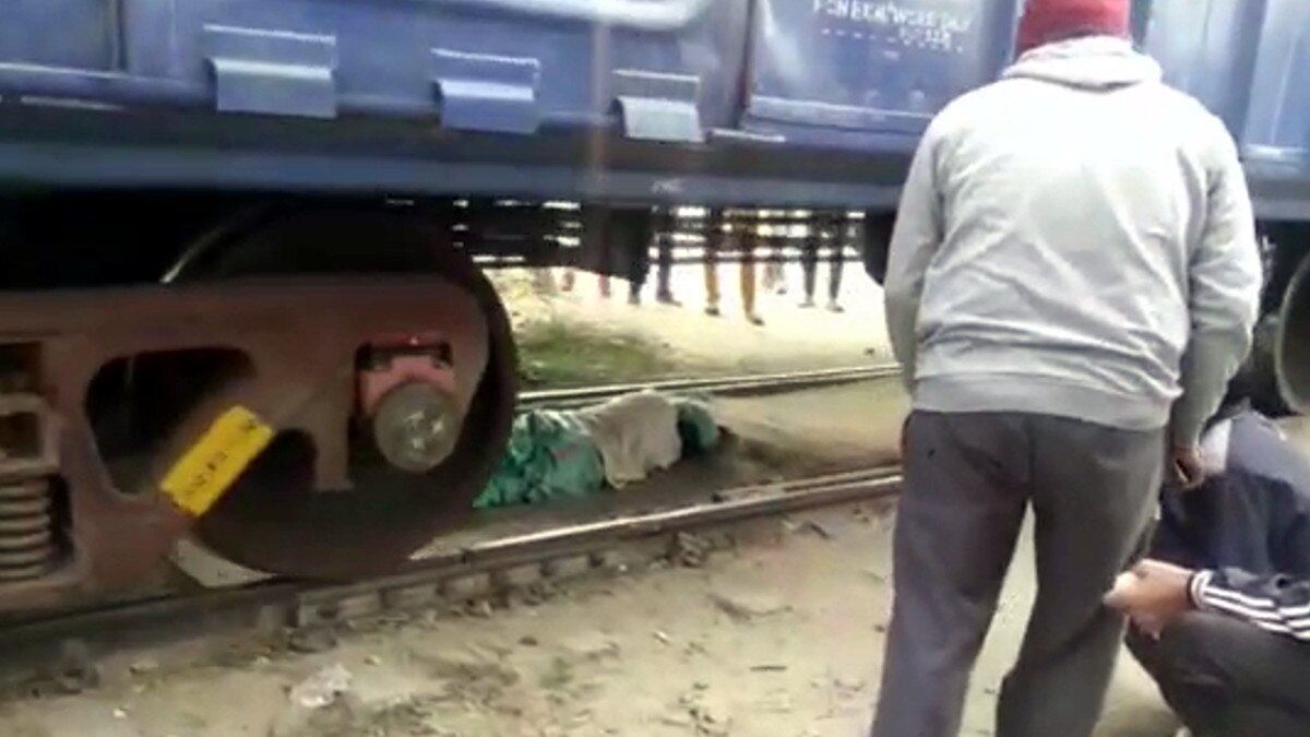 फाटक पर खड़ी मालगाड़ी के नीचे से निकल रही थी महिला, अचानक चली ट्रेन, वायरल हुआ वीड‍ियो 