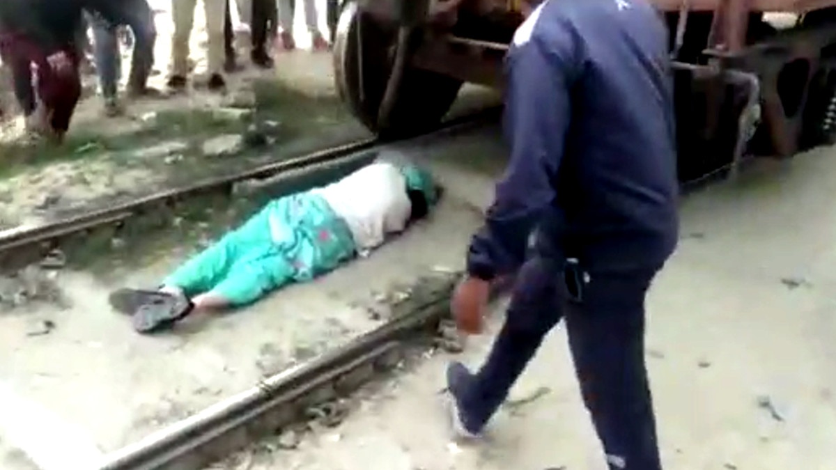 फाटक पर खड़ी मालगाड़ी के नीचे से निकल रही थी महिला, अचानक चली ट्रेन, वायरल हुआ वीड‍ियो 
