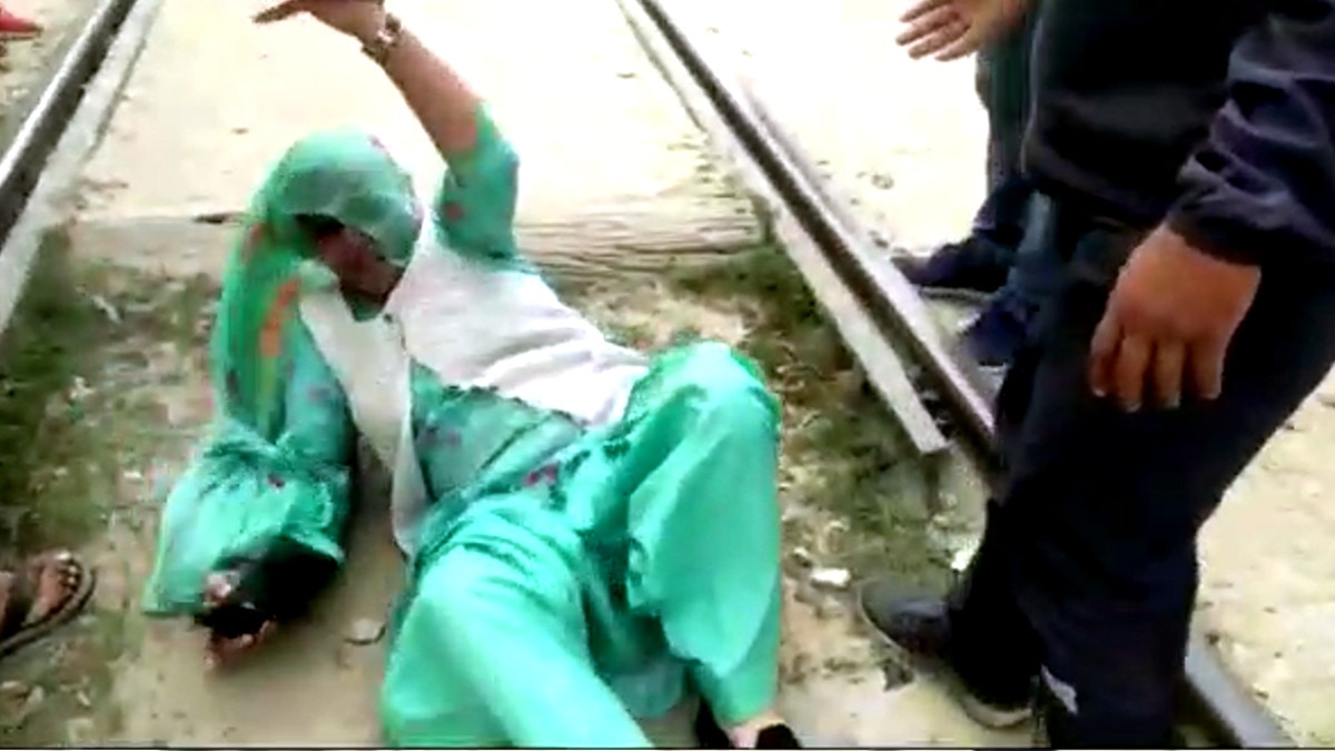 फाटक पर खड़ी मालगाड़ी के नीचे से निकल रही थी महिला, अचानक चली ट्रेन, वायरल हुआ वीड‍ियो 