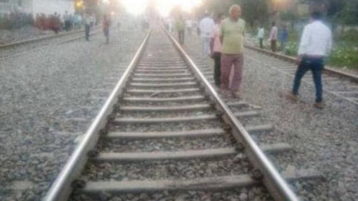 प्लेटफार्म और ट्रेन के बीच रोल डाउन होते युवक युवती को खींचकर बचाया.