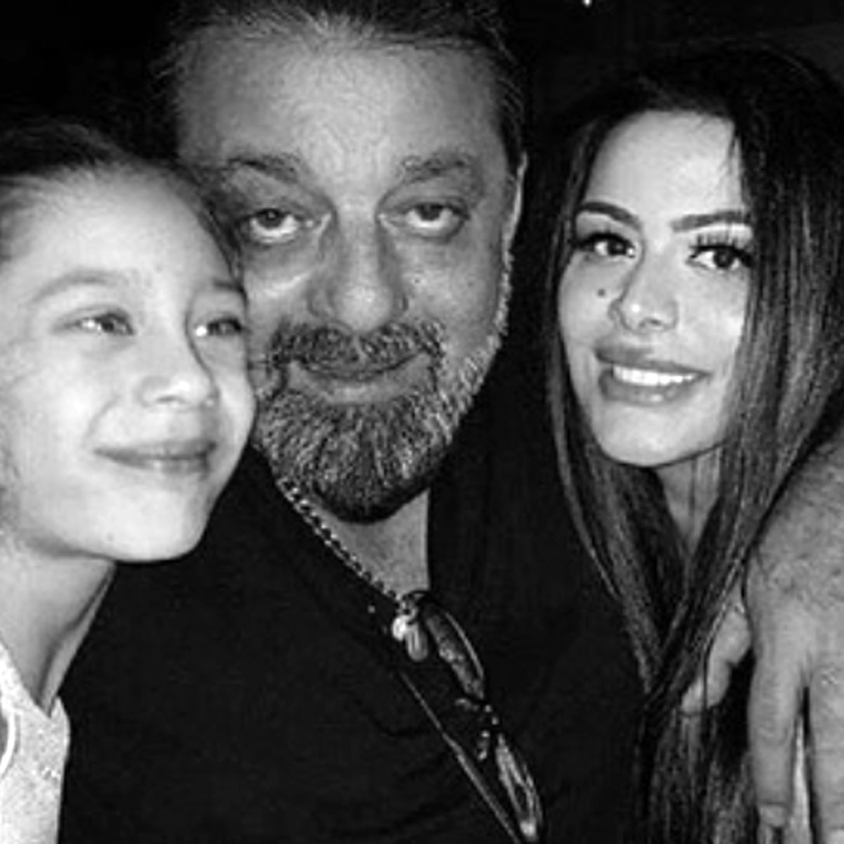 संजय दत्त दोनों बेट‍ियों त्र‍िशाला और इकरा दत्त के साथ 