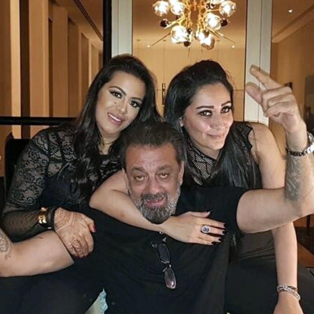 त्र‍िशाला दत्त, पापा संजय दत्त और मान्यता दत्त