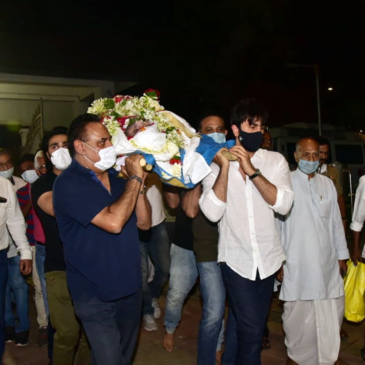 रणबीर कपूर चाचा की अर्थी उठाए 