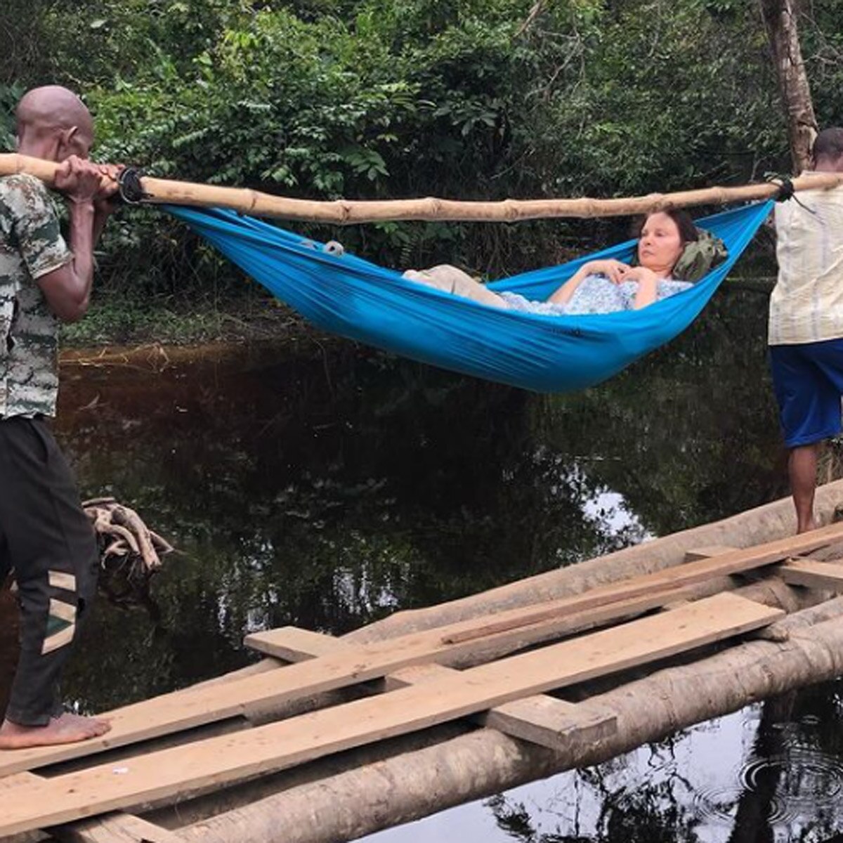 एश्ले जूड कोन्गो के लोगों के साथ