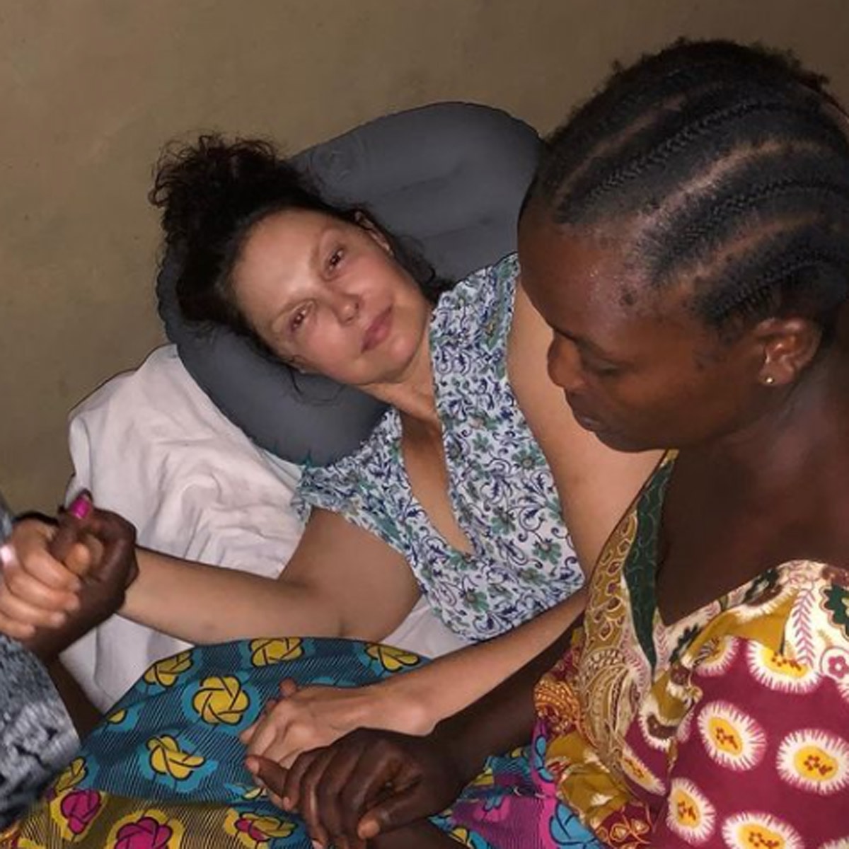 एश्ले जूड कोन्गो के लोगों के साथ