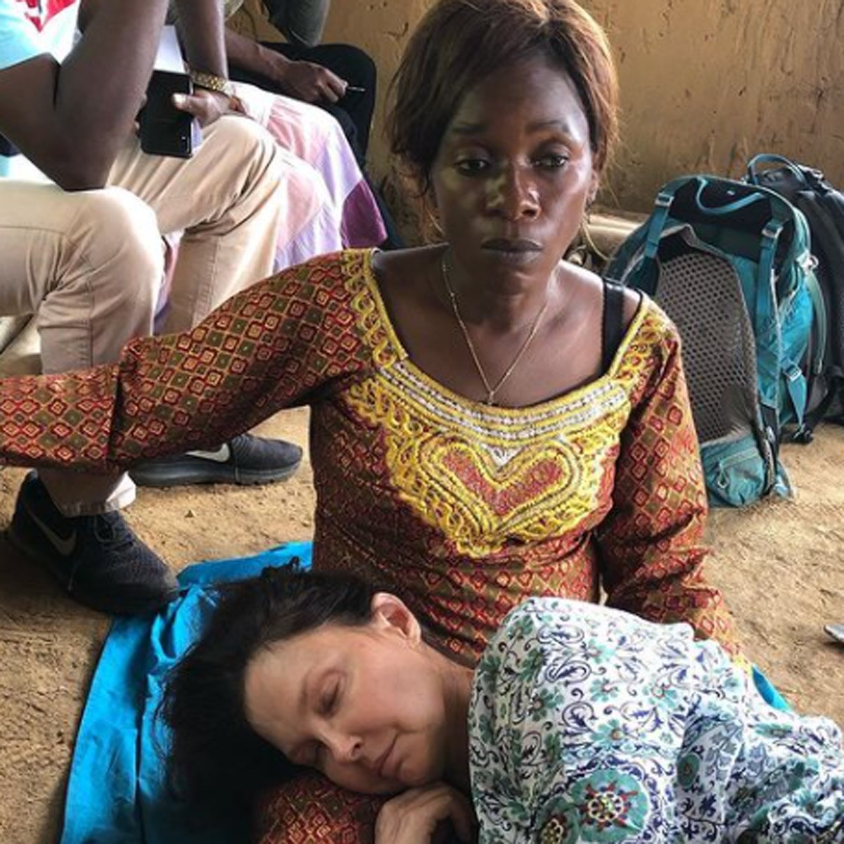 एश्ले जूड कोन्गो के लोगों के साथ