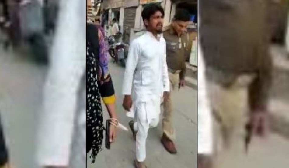 शादी में थूक लगाकर बना रहा था रोटी