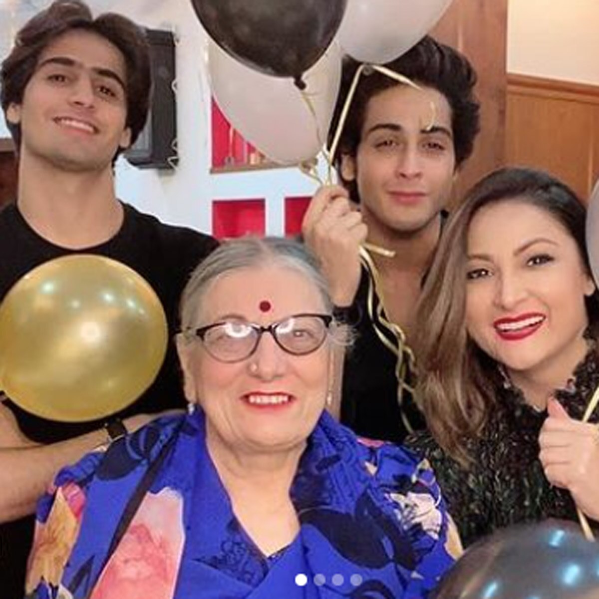 उर्वशी ढोलक‍िया अपने बेटों और मां के साथ 