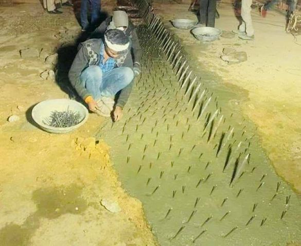   कंटीले तार, नुकीली कीलें, हैवी बैरिकेड.