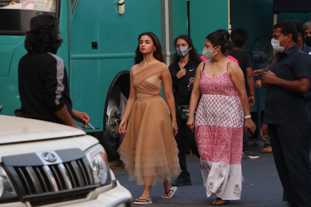 शूटिंग सेट से आलिया भट्ट