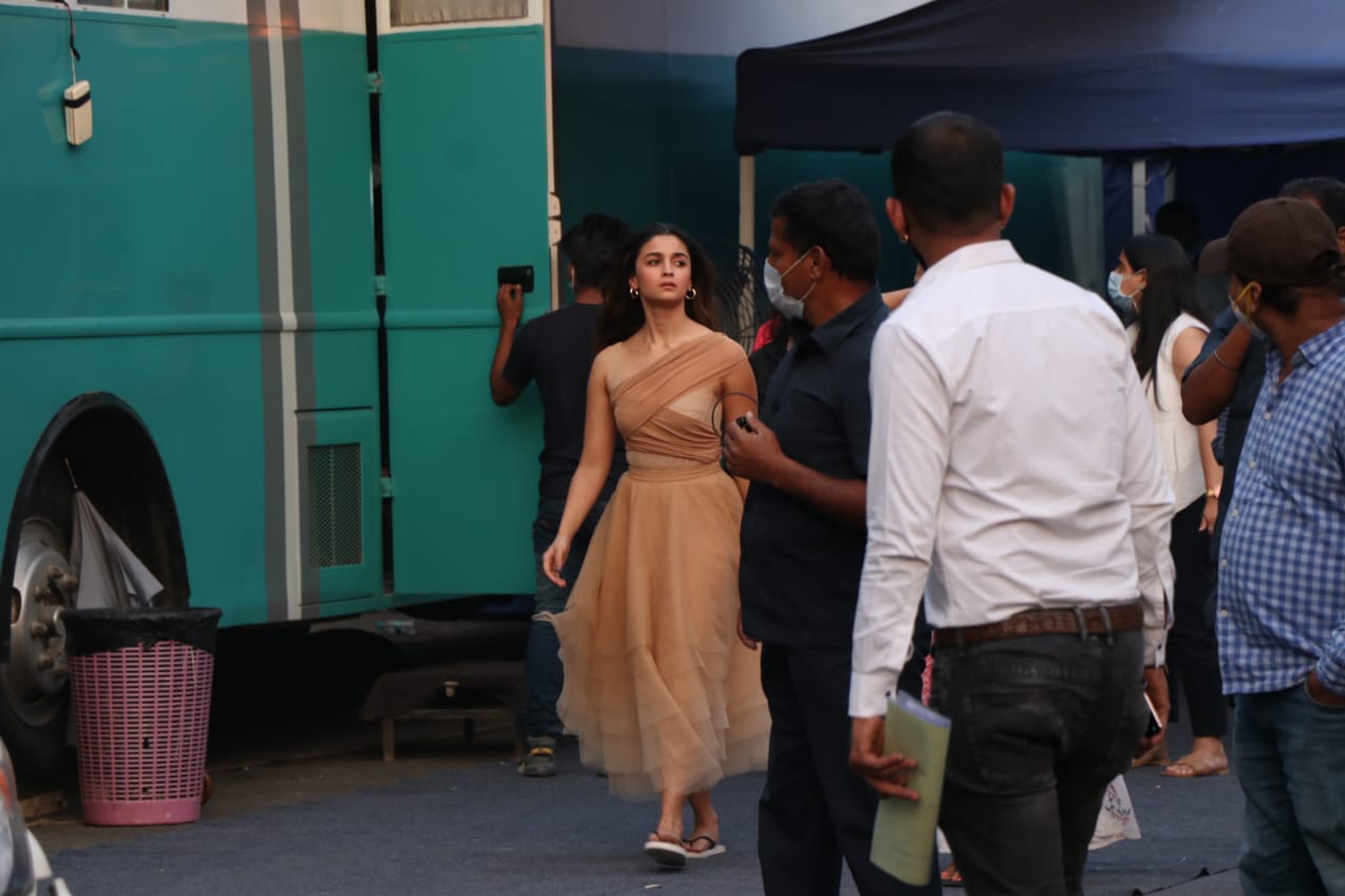 फिल्म सेट पर आलिया भट्ट