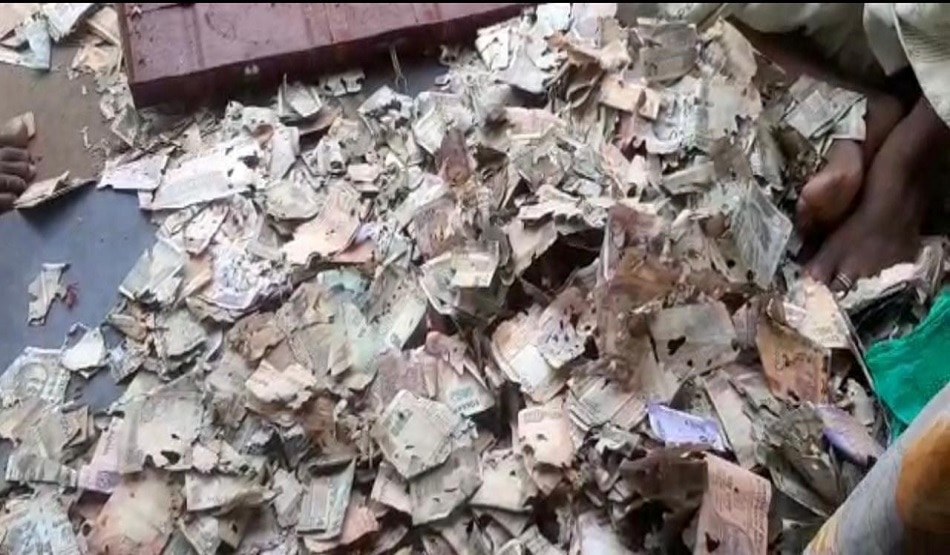 रद्दी में तब्दील हो गए ट्रंक में रखे इतने लाख रुपये 