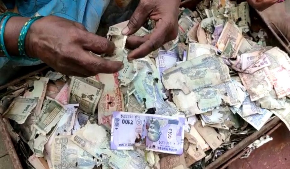 रद्दी में तब्दील हो गए ट्रंक में रखे इतने लाख रुपये 