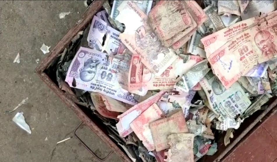 रद्दी में तब्दील हो गए ट्रंक में रखे इतने लाख रुपये 