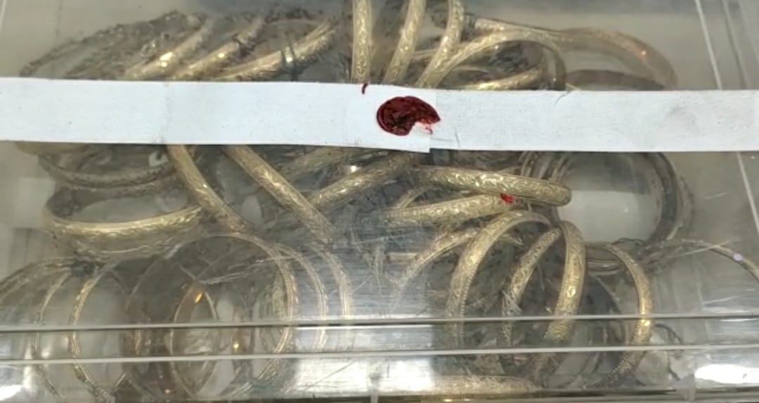 पैसों के लिए बेटे-बहू ने ही घर में की लूट