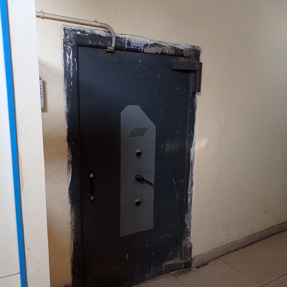 सुरंग बनाकर बैंक के लॉकर रूम तक पहुंच गए चोर