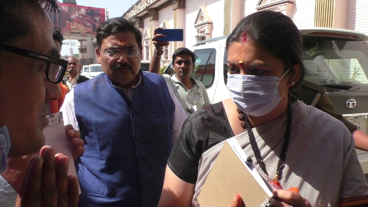 वाराणसी में गोलगप्पे खाते नजर आईं स्मृति ईरानी