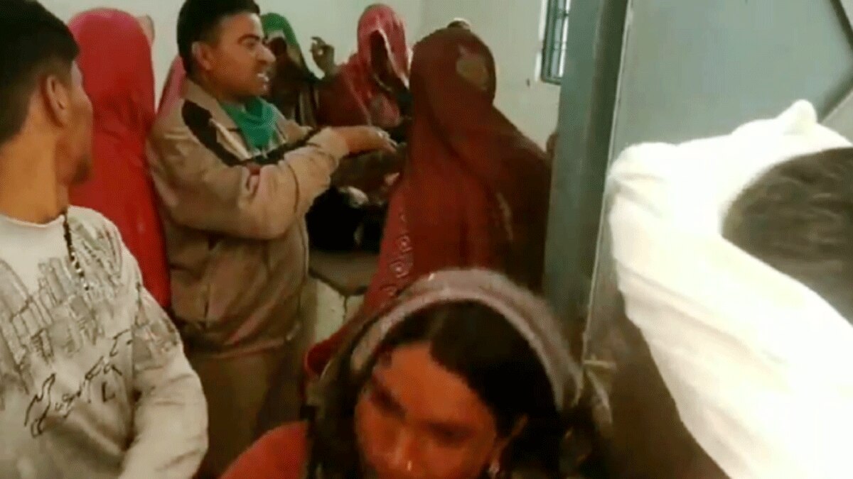 महिला ने दो बच्चों के साथ खाया जहर (फोटो आजतक)