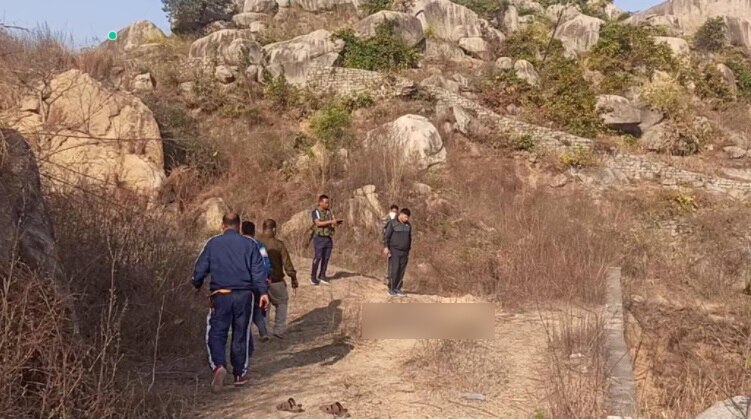 प्रेमी ने गले मिलकर बातचीत के दौरान चाकू से गर्दन पर कई वार कर दिए. 