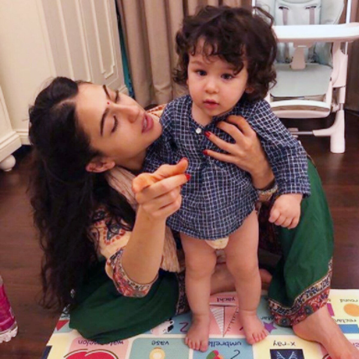 सारा अली खान और तैमूर 