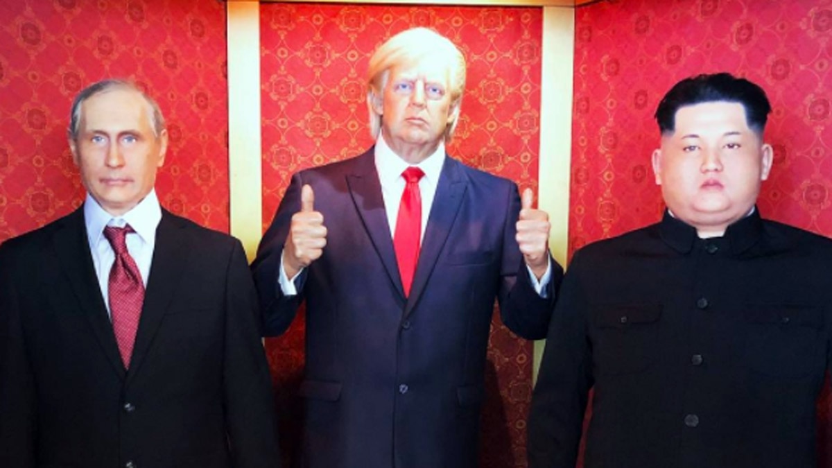 व्लादिमीर पुतिन, डोनाल्ड ट्रंप और किम जोंग उन के स्टैच्यू