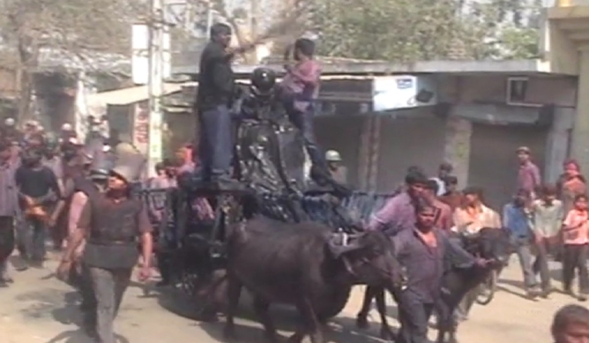 होली के लिए ढक दी गईं मस्जिदें