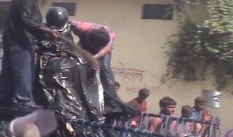 होली के लिए ढक दी गईं मस्जिदें