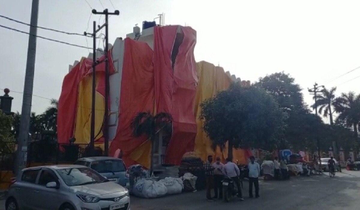 होली के लिए ढक दी गईं मस्जिदें